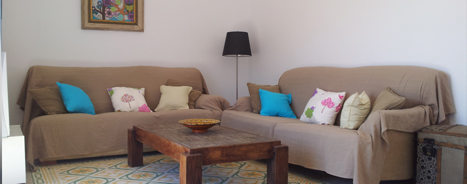 Un cómodo salón con vistas al Parque Natural.